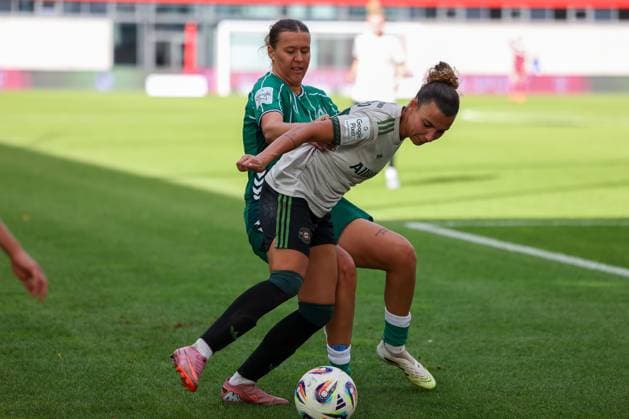 Arianna Caruso FC Bayern Muenchen, 27 with Larissa Muehlhaus SV Werder Bremen, 07 , GER, FC Bayern Muenchen vs SV Werder Bremen, Soccer, Google Pixel Womens Bundesliga, 5 Matchday, Season 2025 2026, 04 10 2025, D FL DFB REGULATIONS PROHIBIT ANY USE OF PHOTOGRAPHS as IMAGE SEQUENCES and or QUASI VIDEO, GER, FC Bayern Muenchen vs SV Werder Bremen, Football, Google Pixel Frauen Bundesliga, 5 Spieltag, Saison 2025 2026, 04 10 2025 Muenchen Copyright: xEibner-Pressefoto JennixMaulx EP_JML
