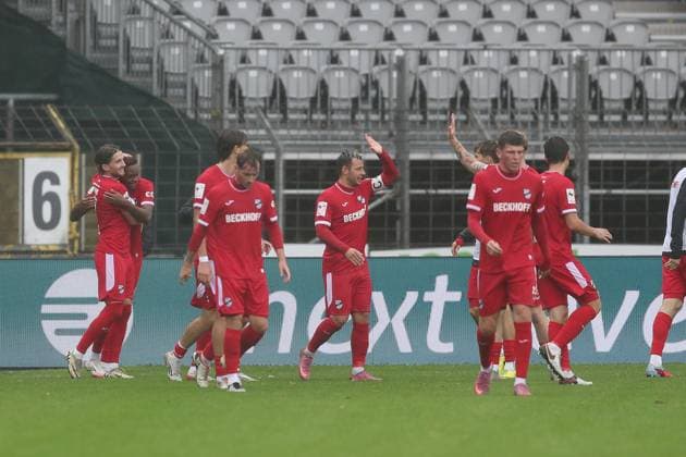 04 10 2025, xjcx, Herren, Fußball, Saison 2025 2026, 3 Liga, 10 Spieltag 1 FC Schweinfurt 1905 SC Verl Torjubel nach dem 1 2 durch Julian Stark 7, SC Verl , DFL DFB REGULATES PROHIBIT ANY USE OF PHOTOGRAPHS AS IMAGE SEQUENCES AND OR QUASI VIDEO Schweinfurt Sachs Stadion Bayern Deutschland