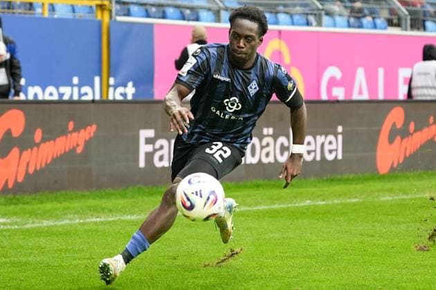 Soccer 3 Liga, Matchday 10, SV Waldhof Mannheim VfL Osnabrück on 04 10 2025 in Mannheim Carl Benz Stadion , Germany, Season 2025 2026 DFL REGULATIONS PROHIBIT ANY USE OF PHOTOGRAPHS AS IMAGE SEQUENCES AND OR QUASI VIDEO Kennedy Okpala 32, SVWM in focus Mannheim Carl Benz Stadion Germany Copyright: xChristophxKinzingerx