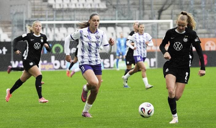 Womens soccer in Essen FOR EDITORIAL PURPOSES ONLY EDITORIAL USE ONLY p Laureta Elmazi from SGS Essen in the match against Vivien Endemann from VfL Wolfsburg The womens Bundesliga soccer match between SGS Essen and VfL Wolfsburg ended on 04 10 2025 with a score of 0 8 at the Essen stadium on Hafenstraße 97a Michael Gohl FUNKE Foto Services p Sport Deutschland Nordrhein Westfalen Essen Copyright MichaelxGohl Copyright: MichaelxGohl doc82oade0ksupro4jxan ,EDITORIAL USE ONLY Copyright: MichaelxGohl