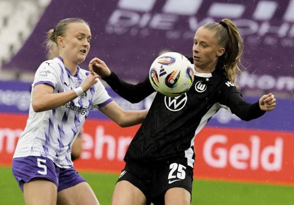 Womens soccer in Essen FOR EDITORIAL PURPOSES ONLY EDITORIAL USE ONLY p Paula Flach from SGS Essen in the match against Vivien Endemann from VfL Wolfsburg The womens Bundesliga soccer match between SGS Essen and VfL Wolfsburg ended on 04 10 2025 with a score of 0 8 at the Essen stadium on Hafenstraße 97a Michael Gohl FUNKE Foto Services p Sport Deutschland Nordrhein Westfalen Essen Copyright MichaelxGohl Copyright: MichaelxGohl doc82oadeeb7ps110itd7ty ,EDITORIAL USE ONLY Copyright: MichaelxGohl