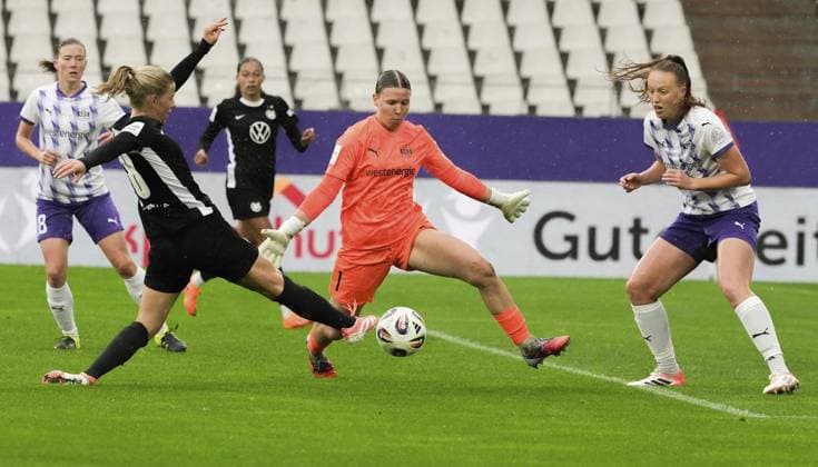 Womens soccer in Essen FOR EDITORIAL PURPOSES ONLY EDITORIAL USE ONLY p Kim Sindermann and Laura Pucks from SGS Essen in the match against Justine Kielland from VfL Wolfsburg The womens Bundesliga soccer match between SGS Essen and VfL Wolfsburg ended 0 8 on 04 10 2025 at the Essen stadium on Hafenstraße 97a Michael Gohl FUNKE Foto Services p Sport Deutschland Nordrhein Westfalen Essen Copyright MichaelxGohl Copyright: MichaelxGohl doc82oadgjs7l0zwjrm86v ,EDITORIAL USE ONLY Copyright: MichaelxGohl