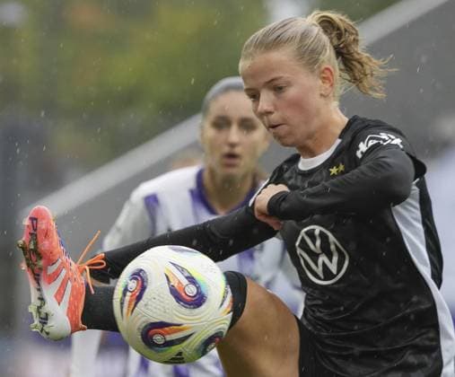 Womens soccer in Essen FOR EDITORIAL PURPOSES ONLY EDITORIAL USE ONLY p Justine Kielland from VfL Wolfsburg in the match against SGS Essen The womens Bundesliga soccer match between SGS Essen and VfL Wolfsburg ended 0 8 on 04 10 2025 at the Essen stadium on Hafenstraße 97a Michael Gohl FUNKE Foto Services p Sport Deutschland Nordrhein Westfalen Essen Copyright MichaelxGohl Copyright: MichaelxGohl doc82oadif3stzq72n0921 ,EDITORIAL USE ONLY Copyright: MichaelxGohl