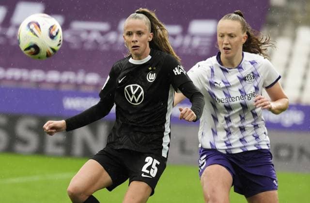 Womens soccer in Essen FOR EDITORIAL PURPOSES ONLY EDITORIAL USE ONLY p Laura Pucks from SGS Essen in the match against Vivien Endemann from VfL Wolfsburg The womens Bundesliga soccer match between SGS Essen and VfL Wolfsburg ended on 04 10 2025 with a score of 0 8 in the Essen stadium at Hafenstraße 97a Michael Gohl FUNKE Foto Services p Sport Deutschland Nordrhein Westfalen Essen Copyright MichaelxGohl Copyright: MichaelxGohl doc82oadio988y10c8c5gxz ,EDITORIAL USE ONLY Copyright: MichaelxGohl