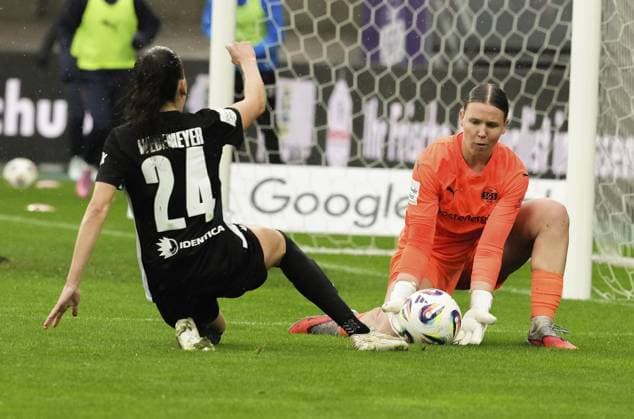 Womens soccer in Essen FOR EDITORIAL PURPOSES ONLY EDITORIAL USE ONLY p Kim Sindermann of SGS Essen in the match against Maria Joelle Wedemeyer of VfL Wolfsburg The womens Bundesliga soccer match between SGS Essen and VfL Wolfsburg ended on 04 10 2025 with 0 8 at the Essen stadium on Hafenstraße 97a Michael Gohl FUNKE Foto Services p Sport Deutschland Nordrhein Westfalen Essen Copyright MichaelxGohl Copyright: MichaelxGohl doc82oadizxkxjfbdkxlr6 ,EDITORIAL USE ONLY Copyright: MichaelxGohl