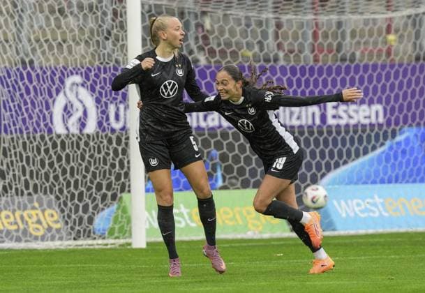 Womens soccer in Essen FOR EDITORIAL PURPOSES ONLY EDITORIAL USE ONLY p Ella Peddemors and Kessya Bussy from VfL Wolfsburg celebrate a goal against SGS Essen The womens Bundesliga soccer match between SGS Essen and VfL Wolfsburg ended 0 8 on 04 10 2025 at the Essen stadium on Hafenstraße 97a Michael Gohl FUNKE Foto Services p Sport Deutschland Nordrhein Westfalen Essen Copyright MichaelxGohl Copyright: MichaelxGohl doc82oadkx4zkled8pd3c1 ,EDITORIAL USE ONLY Copyright: MichaelxGohl