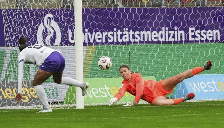 Womens soccer in Essen FOR EDITORIAL PURPOSES ONLY EDITORIAL USE ONLY p Kim Sindermann of SGS Essen in the match against VfL Wolfsburg The womens Bundesliga soccer match between SGS Essen and VfL Wolfsburg ended 0 8 on 04 10 2025 at the Essen stadium on Hafenstraße 97a Michael Gohl FUNKE Foto Services p Sport Deutschland Nordrhein Westfalen Essen Copyright MichaelxGohl Copyright: MichaelxGohl doc82oadlp9uxh6lvbd257 ,EDITORIAL USE ONLY Copyright: MichaelxGohl