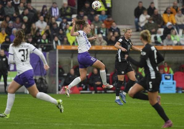 Womens soccer in Essen FOR EDITORIAL PURPOSES ONLY EDITORIAL USE ONLY p Laura Pucks of SGS Essen in the match against Alexandra Popp of VfL Wolfsburg The womens Bundesliga soccer match between SGS Essen and VfL Wolfsburg ended on 04 10 2025 with a score of 0 8 in the Essen stadium at Hafenstraße 97a Michael Gohl FUNKE Foto Services p Sport Deutschland Nordrhein Westfalen Essen Copyright MichaelxGohl Copyright: MichaelxGohl doc82oadn3dts78d1jshrs ,EDITORIAL USE ONLY Copyright: MichaelxGohl