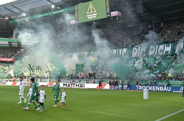 GER, 1 FBL, SV Werder Bremen vs FC St Pauli 04 10 2025, wohninvest Weserstadion, Bremen, GER, 1 FBL, SV Werder Bremen vs FC St Pauli in the picture picture shows Pyrotechnics Fire Bengalos Smoke Flags Banner Mood Emotions Fans Choreo SV Werder Bremen Green and white shines the curve, which sings you celebrating the entrance of the two teams nordphotoxGmbHx xKokenge nph00001