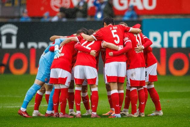 Team circle Kaiserslautern, 1 FC Kaiserslautern vs VFL Bochum Football, 2 Bundesliga, Matchday 8, Season 2025 2026, 04 10 2025 1 FC Kaiserslautern vs VFL Bochum Football, 2 Bundesliga, Matchday 8, Season 2025 2026, 04 10 2025 Copyright: xEibner-Pressefoto AlexanderxNeisx EP_ANS