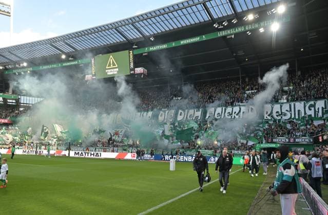 GER, 1 FBL, SV Werder Bremen vs FC St Pauli 04 10 2025, wohninvest Weserstadion, Bremen, GER, 1 FBL, SV Werder Bremen vs FC St Pauli in the picture picture shows Pyrotechnics Fire Bengalos Smoke Flags Banner Mood Emotions Fans Choreo SV Werder Bremen Green and white shines the curve, which sings you celebrating the entrance of the two teams nordphotoxGmbHx xKokenge nph00001