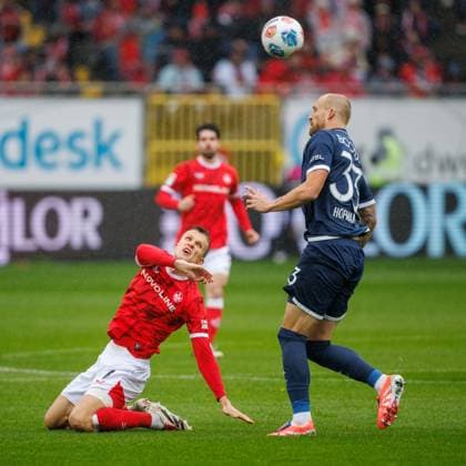 Fabian Kunze 1 FC Kaiserslautern in duel with Philipp Hofmann VfL Bochum , 1 FC Kaiserslautern vs VFL Bochum Soccer, 2 Bundesliga, Matchday 8, Season 2025 2026, 04 10 2025 1 FC Kaiserslautern vs VFL Bochum Soccer, 2 Bundesliga, Matchday 8, Season 2025 2026, 04 10 2025 Copyright: xEibner-Pressefoto AlexanderxNeisx EP_ANS
