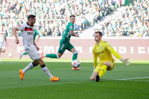 04 10 2025, xtgx, Soccer 1 Bundesliga SV Werder Bremen FC St Pauli v l Karl Hein Bremen, 13 Parade, haelt den Ball, faengt den Ball, pariert von Mathias Pereira Lage St Pauli, 28 DFL DFB REGULATIONS PROHIBIT ANY USE OF PHOTOGRAPHS as IMAGE SEQUENCES and or QUASI VIDEO Bremen