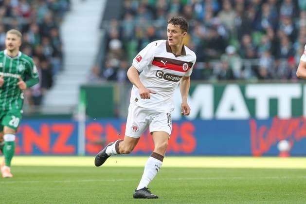 04 10 2025, xtgx, Soccer 1 Bundesliga SV Werder Bremen FC St Pauli v l Martijn Kaars St Pauli, 19 DFL DFB REGULATIONS PROHIBIT ANY USE OF PHOTOGRAPHS as IMAGE SEQUENCES and or QUASI VIDEO Bremen