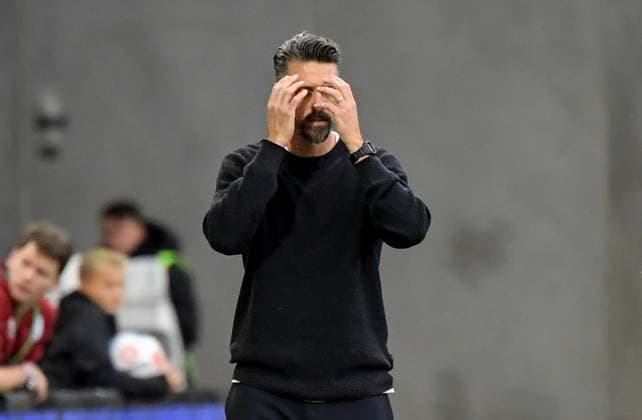04 10 2025, xemx, Soccer 1 Bundesliga, FC Augsburg VfL Wolfsburg v l Head coach Sandro Wagner FC Augsburg disappointed, disappointed looking, dissapointed, sad, frustrated DFL DFB REGULATIONS PROHIBIT ANY USE OF PHOTOGRAPHS as IMAGE SEQUENCES and or QUASI VIDEO Augsburg