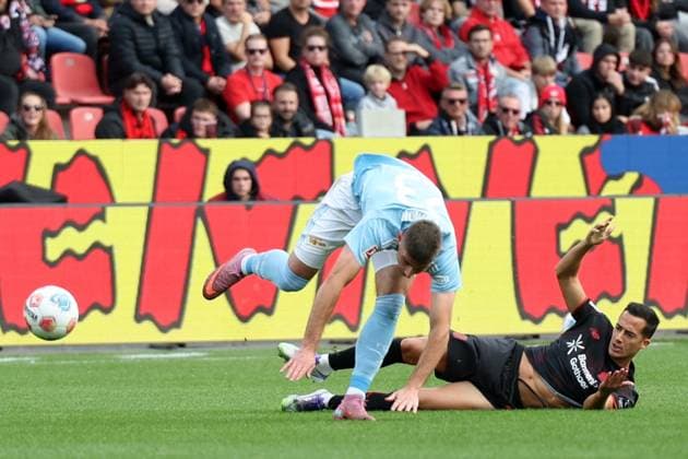 04 10 2025, xrekx, Soccer 1 Bundesliga, Bayer 04 Leverkusen 1 FC Union Berlin v l Andrej Ilic Union Berlin Amine Adli Bayer 04 Leverkusen DFL DFB REGULATIONS PROHIBIT ANY USE OF PHOTOGRAPHS as IMAGE SEQUENCES and or QUASI VIDEO Leverkusen