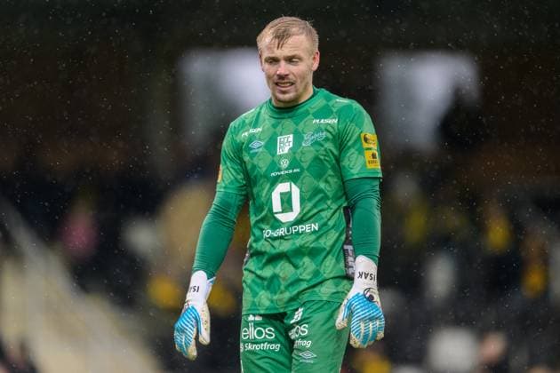 251004 Elfsborgs goalkeeper Isak Pettersson dips during the football match in Allsvenskan between Mjällby and Elfsborg on October 4, 2025 in Hällevik  Copyright: MATHILDAxSCHULER BB251004MA055