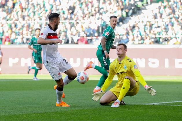 04 10 2025, xtgx, Soccer 1 Bundesliga SV Werder Bremen FC St Pauli v l Karl Hein Bremen, 13 Parade, haelt den Ball, faengt den Ball, pariert von Mathias Pereira Lage St Pauli, 28 DFL DFB REGULATIONS PROHIBIT ANY USE OF PHOTOGRAPHS as IMAGE SEQUENCES and or QUASI VIDEO Bremen