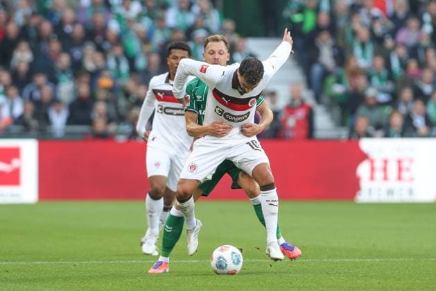 04 10 2025, xtgx, Soccer 1 Bundesliga SV Werder Bremen FC St Pauli v l Senne Lynen Bremen, 14 , Daniel Sinani St Pauli, 10 Zweikampf, Duell, Kampf, tackle DFL DFB REGULATIONS PROHIBIT ANY USE OF PHOTOGRAPHS as IMAGE SEQUENCES and or QUASI VIDEO Bremen