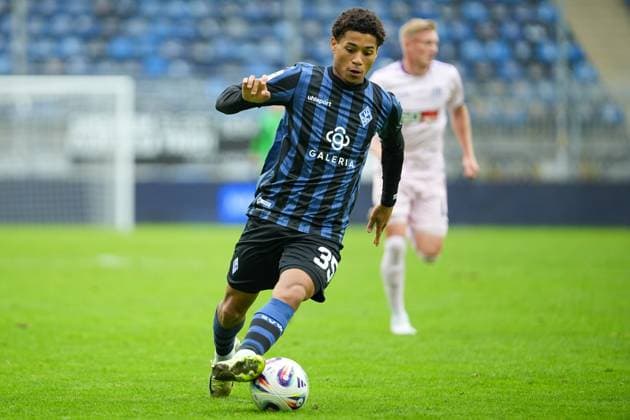 Soccer 3 Liga, Matchday 10, SV Waldhof Mannheim VfL Osnabrück on 04 10 2025 in Mannheim Carl Benz Stadion , Germany, Season 2025 2026 DFL REGULATIONS PROHIBIT ANY USE OF PHOTOGRAPHS AS IMAGE SEQUENCES AND OR QUASI VIDEO Djayson Mendes 35, SVWM in focus Mannheim Carl Benz Stadion Germany Copyright: xChristophxKinzingerx