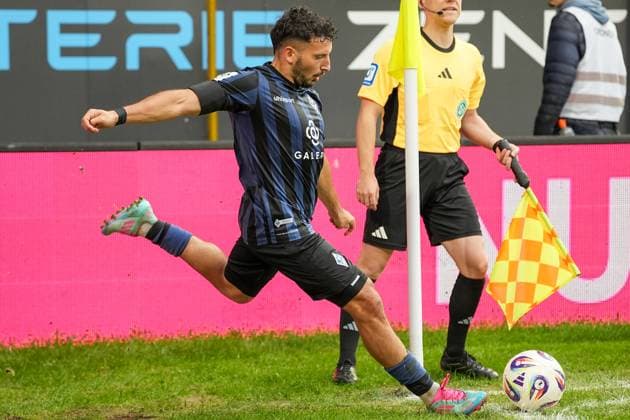 Soccer 3 Liga, Matchday 10, SV Waldhof Mannheim VfL Osnabrück on 04 10 2025 at Mannheim Carl Benz Stadion , Germany, Season 2025 2026 DFL REGULATIONS PROHIBIT ANY USE OF PHOTOGRAPHS AS IMAGE SEQUENCES AND OR QUASI VIDEO Arianit Ferati 10, SVWM takes a corner from Mannheim Carl Benz Stadion Germany Copyright: xChristophxKinzingerx