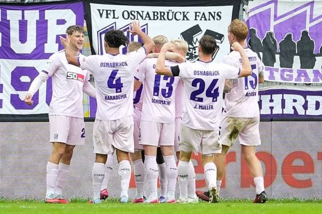 Soccer 3 Liga, Matchday 10, SV Waldhof Mannheim VfL Osnabrück on 04 10 2025 in Mannheim Carl Benz Stadion , Germany, Season 2025 2026 DFL REGULATIONS PROHIBIT ANY USE OF PHOTOGRAPHS AS IMAGE SEQUENCES AND OR QUASI VIDEO Collective cheering after the goal by Ismail Badjie 37, VFL at 1 4 Mannheim Carl Benz Stadion Germany Copyright: xChristophxKinzingerx
