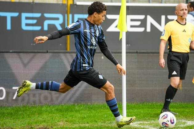 Soccer 3 Liga, Matchday 10, SV Waldhof Mannheim VfL Osnabrück on 04 10 2025 at Mannheim Carl Benz Stadion , Germany, Season 2025 2026 DFL REGULATIONS PROHIBIT ANY USE OF PHOTOGRAPHS AS IMAGE SEQUENCES AND OR QUASI VIDEO Djayson Mendes 35, SVWM takes a corner from Mannheim Carl Benz Stadion Germany Copyright: xChristophxKinzingerx
