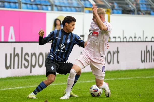 Soccer 3 Liga, Matchday 10, SV Waldhof Mannheim VfL Osnabrück on 04 10 2025 in Mannheim Carl Benz Stadion , Germany, Season 2025 2026 DFL REGULATIONS PROHIBIT ANY USE OF PHOTOGRAPHS AS IMAGE SEQUENCES AND OR QUASI VIDEO Djayson Mendes 35, SVWM in duel with Kevin Schumacher 13, VFL Mannheim Carl Benz Stadion Germany Copyright: xChristophxKinzingerx