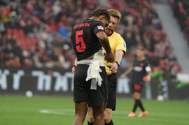 Soccer, 1 Bundesliga, Season 2025 2026, Bayer 04 Leverkusen 1 FC Union Berlin 04 10 2025, Bayarena Leverkusen loic bade, bandage, Bayer 04 Leverkusen , christian dingert schiedsrichter