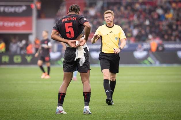 DFL Bayer 04 Leverkusen 1 FC Union Berlin, 04 10 2025 A bandage has come loose on Loic Bade Bayer 04 Leverkusen, 5, Referee Christian Dingert Lebecksmühle sends him off the pitch for treatment Bayer 04 Leverkusen 1 FC Union Berlin on matchday 6 of the 1 Bundesliga on 04 10 2025 at the BayArena in Leverkusen THE DFL REGULATIONS PROHIBIT ANY USE OF PHOTOGRAPHS AS IMAGE SEQUENCES AND OR QUASI VIDEO Bayer 04 Leverkusen 1 FC Union Berlin on Matchday 6 of the 1 Bundesliga on 04 10 2025 at the BayArena in Leverkusen DFL REGULATIONS PROHIBIT ANY USE OF PHOTOGRAPHS AS IMAGE SEQUENCES AND OR QUASI VIDEO Copyright: xBEAUTIFULxSPORTS AxelxKohringx
