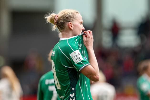 Lina Hausicke SV Werder Bremen, 18 disappointed about the defeat, disappointment after the final whistle, final whistle, highlight, loser, lost, frustration, pessimistic, portrait, close-up, single photo, single image, THE DFB GUIDELINES PROHIBIT ANY USE OF PHOTOGRAPHS AS IMAGE SEQUENCES AND OR QUASI VIDEO DFB REGULATIONS PROHIBIT ANY USE OF PHOTOGRAPHS AS IMAGE SEQUENCES AND OR QUASI VIDEO , 04 10 2025, Munich Germany , Football, Google Pixel Women Bundesliga, FC Bayern Munich SV Werder Bremen xobx