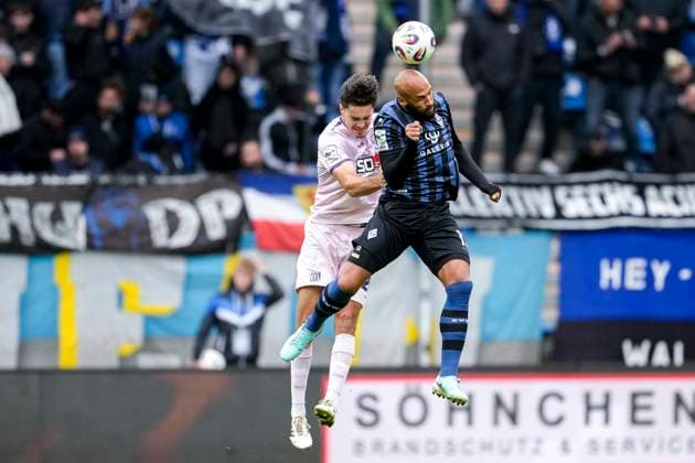 v li Theo Janotta Osnabrück, 20 , Terrence Boyd SVWM, 13 , at header, header duel, game scene, duel in the air, action, action, 04 10 2025, Mannheim Germany , football, 3 Liga, SV Waldhof Mannheim VfL Osnabrück, DFB DFL REGULATIONS PROHIBIT ANY USE OF PHOTOGRAPHS AS IMAGE SEQUENCES AND OR QUASI VIDEO xozx