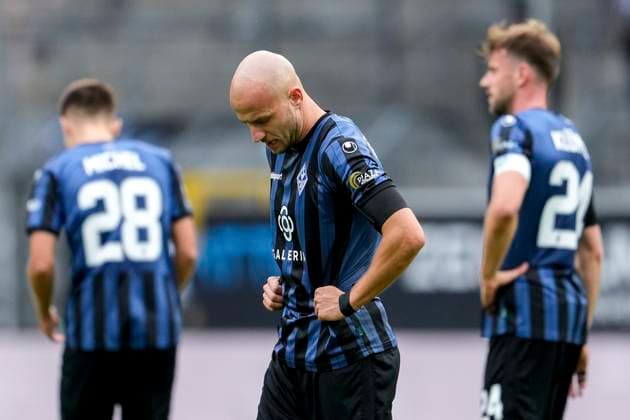 from left Diego Michel SVWM, 28 , Felix Lohkemper SVWM, 9 , Lukas Klünter SVWM, 24 , SV Waldhof Mannheim SVWM player , disappointed about the defeat, disappointment after the final whistle, highlight, loser, lost, frustration, disappointed, pessimistic, 04 10 2025, Mannheim Germany , Football, 3 Liga, SV Waldhof Mannheim VfL Osnabrück, DFB DFL REGULATIONS PROHIBIT ANY USE OF PHOTOGRAPHS AS IMAGE SEQUENCES AND OR QUASI VIDEO xozx