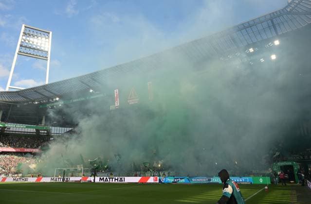 GER, 1 FBL, SV Werder Bremen vs FC St Pauli 04 10 2025, wohninvest Weserstadion, Bremen, GER, 1 FBL, SV Werder Bremen vs FC St Pauli im Bild picture shows Pyrotechnics Fire Bengalos Smoke Flags Banner Mood Emotions Fans Choreo SV Werder Bremen Gruen und Weiss glazent die Kurve, die dich feiernd besingt Anzeigetafel mit dem Hinweise Pyrotechnik verboten nordphotoxGmbHx xKokenge nph00001