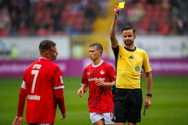 Marlon Ritter 1 FC Kaiserslautern gets the yellow card from referee Michael Bacher Rosenheim , 1 FC Kaiserslautern vs VFL Bochum Soccer, 2 Bundesliga, Matchday 8, Season 2025 2026, 04 10 2025 1 FC Kaiserslautern vs VFL Bochum Soccer, 2 Bundesliga, Matchday 8, Season 2025 2026, 04 10 2025 Copyright: xEibner-Pressefoto AlexanderxNeisx EP_ANS