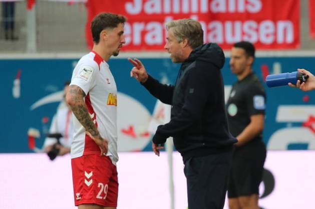 04 10 2025, xpfrx, Fussball 3 Liga, Jahn Regensburg 1 FC Saarbrücken v l Adrian Fein SSV Jahn Regensburg Coach Coach Michael Wimmer SSV Jahn Regensburg gives instructions, gesticulates, gesticulate with arms gives instructions, gesticulate DFL DFB REGULATIONS PROHIBIT ANY USE OF PHOTOGRAPHS as IMAGE SEQUENCES and or QUASI VIDEO Regensburg