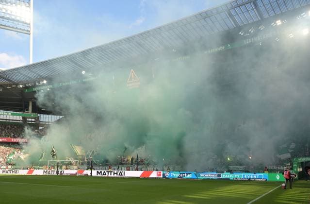 GER, 1 FBL, SV Werder Bremen vs FC St Pauli 04 10 2025, wohninvest Weserstadion, Bremen, GER, 1 FBL, SV Werder Bremen vs FC St Pauli im Bild picture shows Pyrotechnics Fire Bengalos Smoke Flags Banner Mood Emotions Fans Choreo SV Werder Bremen Gruen und Weiss glazent die Kurve, die dich feiernd besingt Anzeigetafel mit dem Hinweise Pyrotechnik verboten nordphotoxGmbHx xKokenge nph00001