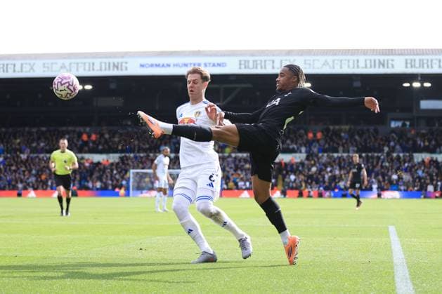 Fußball Premier League Leeds United gegen Tottenham Hotspur 4. Oktober 2025 Premier League Leeds United gegen Tottenham Hotspur Wilson Odobert von Tottenham Hotspur kämpft mit Joe Rodon von Leeds United Foto Simon Stacpoole Abseits Leeds UK  Copyright: xSimonxStacpoolexOffside