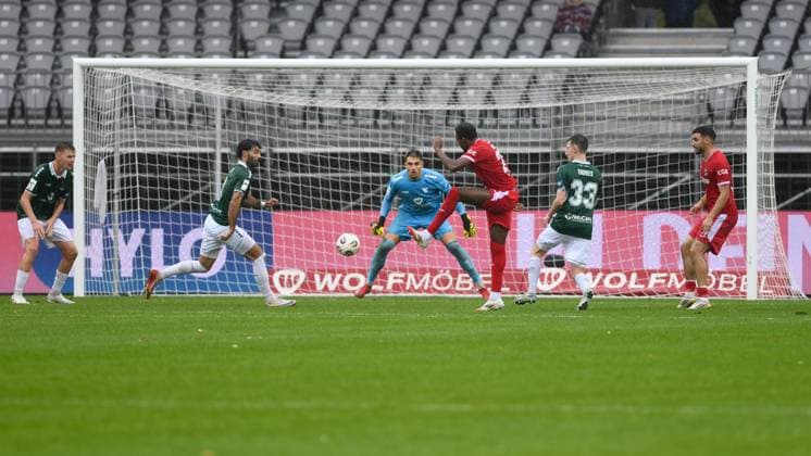 -1.FC Schweinfurt 05 vs. SC Verl, Sachs-Stadion Football, 3. Liga -1.FC Schweinfurt 05 vs. SC Verl 4 Oct 2025 Sachs-Stadion , Schweinfurt, Germany Image: GK Maximilian Weisbäcker (Schweinfurt) awaiting the shot for the 1:1 by Chilohem Chukwuma Onucha (SC Verl). DFL REGULATIONS PROHIBIT ANY USE OF PHOTOGRAPHS AS IMAGE SEQUENCES AND OR QUASI-VIDEO Schweinfurt Sachs-Stadion Bayern Germany Copyright: xPresseFotoxEvansx