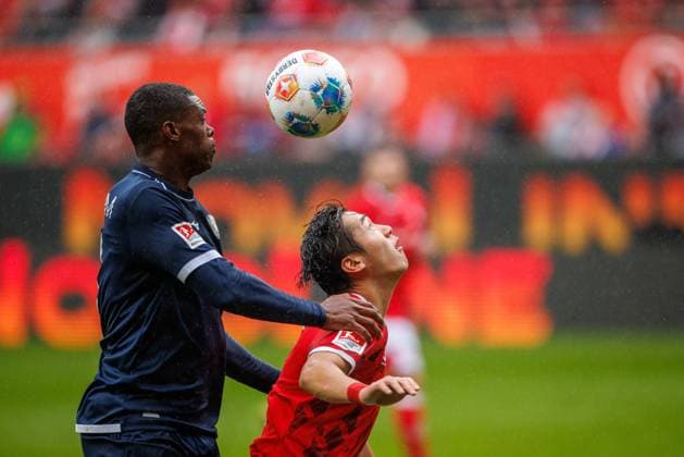 Jisoo Kim 1 FC Kaiserslautern in duel with Mathis Clairicia VfL Bochum , 1 FC Kaiserslautern vs VFL Bochum Soccer, 2 Bundesliga, Matchday 8, Season 2025 2026, 04 10 2025 1 FC Kaiserslautern vs VFL Bochum Soccer, 2 Bundesliga, Matchday 8, Season 2025 2026, 04 10 2025 Copyright: xEibner-Pressefoto AlexanderxNeisx EP_ANS