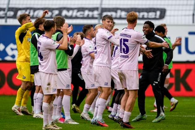 VfL Osnabrück players, cheering after the final whistle, joy about the victory, winner, winner, cheers, cheering, cheerful, positive, happy, rejoicing, optimistic, highlight, action, action, 04 10 2025, Mannheim Germany , Football, 3 Liga, SV Waldhof Mannheim VfL Osnabrück, DFB DFL REGULATIONS PROHIBIT ANY USE OF PHOTOGRAPHS AS IMAGE SEQUENCES AND OR QUASI VIDEO xozx