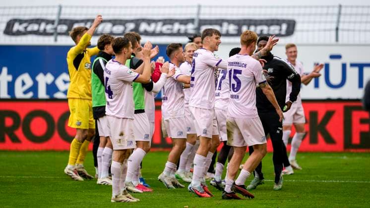 VfL Osnabrück players, cheering after the final whistle, joy about the victory, winner, winner, cheers, cheering, cheerful, positive, happy, rejoicing, optimistic, highlight, action, action, 04 10 2025, Mannheim Germany , Football, 3 Liga, SV Waldhof Mannheim VfL Osnabrück, DFB DFL REGULATIONS PROHIBIT ANY USE OF PHOTOGRAPHS AS IMAGE SEQUENCES AND OR QUASI VIDEO xozx