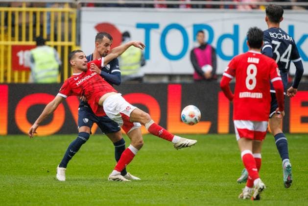 Ivan Prtajin 1 FC Kaiserslautern in duel with Erhan Masovic VfL Bochum , 1 FC Kaiserslautern vs VFL Bochum Soccer, 2 Bundesliga, Matchday 8, Season 2025 2026, 04 10 2025 1 FC Kaiserslautern vs VFL Bochum Soccer, 2 Bundesliga, Matchday 8, Season 2025 2026, 04 10 2025 Copyright: xEibner-Pressefoto AlexanderxNeisx EP_ANS