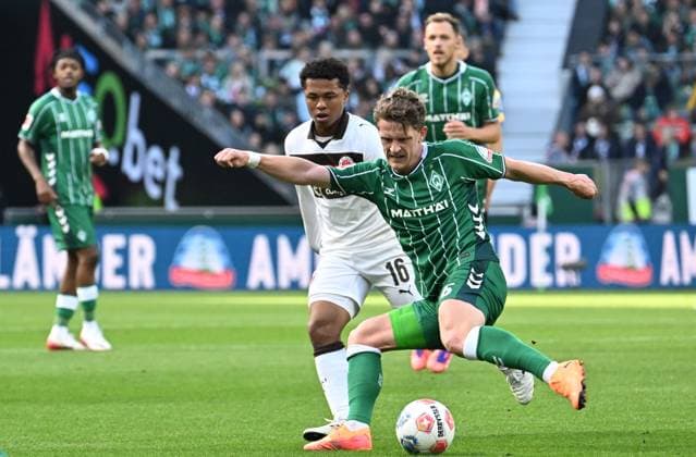 GER, 1 FBL, SV Werder Bremen vs FC St Pauli 04 10 2025, wohninvest Weserstadion, Bremen, GER, 1 FBL, SV Werder Bremen vs FC St Pauli in the picture picture shows Joel Chima Fujita FC St Pauli 16 in a duel against Jens Stage SV Werder Bremen 06 nordphotoxGmbHx xKokenge nph00001