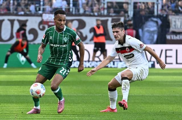 GER, 1 FBL, SV Werder Bremen vs FC St Pauli 04 10 2025, wohninvest Weserstadion, Bremen, GER, 1 FBL, SV Werder Bremen vs FC St Pauli im Bild picture shows Felix Agu SV Werder Bremen 27 in a running duel with Arkadiusz Pyrka FC St Pauli 11 nordphotoxGmbHx xKokenge nph00001