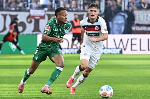 GER, 1 FBL, SV Werder Bremen vs FC St Pauli 04 10 2025, wohninvest Weserstadion, Bremen, GER, 1 FBL, SV Werder Bremen vs FC St Pauli im Bild picture shows Felix Agu SV Werder Bremen 27 in a running duel with Arkadiusz Pyrka FC St Pauli 11 nordphotoxGmbHx xKokenge nph00001
