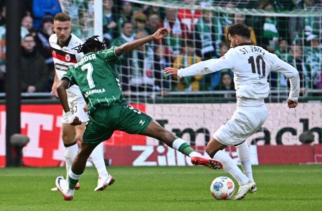 GER, 1 FBL, SV Werder Bremen vs FC St Pauli 04 10 2025, wohninvest Weserstadion, Bremen, GER, 1 FBL, SV Werder Bremen vs FC St Pauli in the picture picture shows Samuel Mbangula SV Werder Bremen 07 in a duel against Danel Sinani FC St Pauli 10 nordphotoxGmbHx xKokenge nph00001