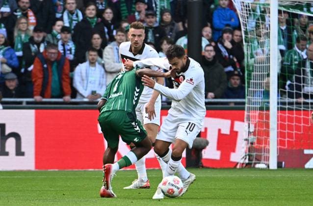 GER, 1 FBL, SV Werder Bremen vs FC St Pauli 04 10 2025, wohninvest Weserstadion, Bremen, GER, 1 FBL, SV Werder Bremen vs FC St Pauli in the picture picture shows Samuel Mbangula SV Werder Bremen 07 in a duel against Danel Sinani FC St Pauli 10 nordphotoxGmbHx xKokenge nph00001