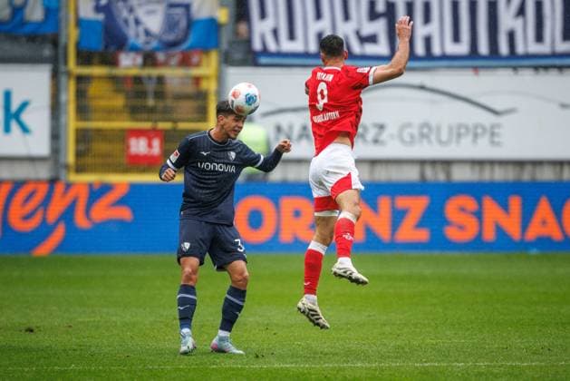Cajetan Lenz VfL Bochum in a duel with Ivan Prtajin 1 FC Kaiserslautern , 1 FC Kaiserslautern vs VFL Bochum Soccer, 2 Bundesliga, Matchday 8, Season 2025 2026, 04 10 2025 1 FC Kaiserslautern vs VFL Bochum Soccer, 2 Bundesliga, Matchday 8, Season 2025 2026, 04 10 2025 Copyright: xEibner-Pressefoto AlexanderxNeisx EP_ANS