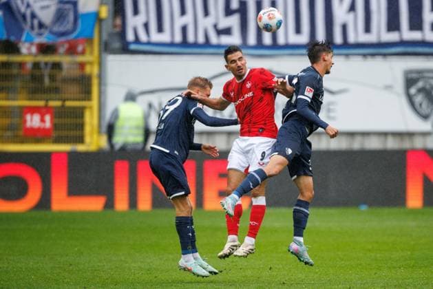 Ivan Prtajin 1 FC Kaiserslautern in a header duel with Leandro Morgalla VfL Bochum and Cajetan Lenz VfL Bochum , 1 FC Kaiserslautern vs VFL Bochum Soccer, 2 Bundesliga, Matchday 8, Season 2025 2026, 04 10 2025 1 FC Kaiserslautern vs VFL Bochum Soccer, 2 Bundesliga, Matchday 8, Season 2025 2026, 04 10 2025 Copyright: xEibner-Pressefoto AlexanderxNeisx EP_ANS